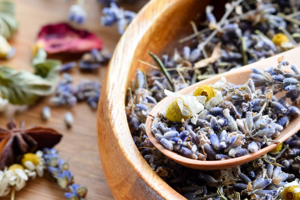 4 OF THE BEST HERBS THAT SUPPORT BREASTFEEDING AND POSTPARTUM RECOVERY 